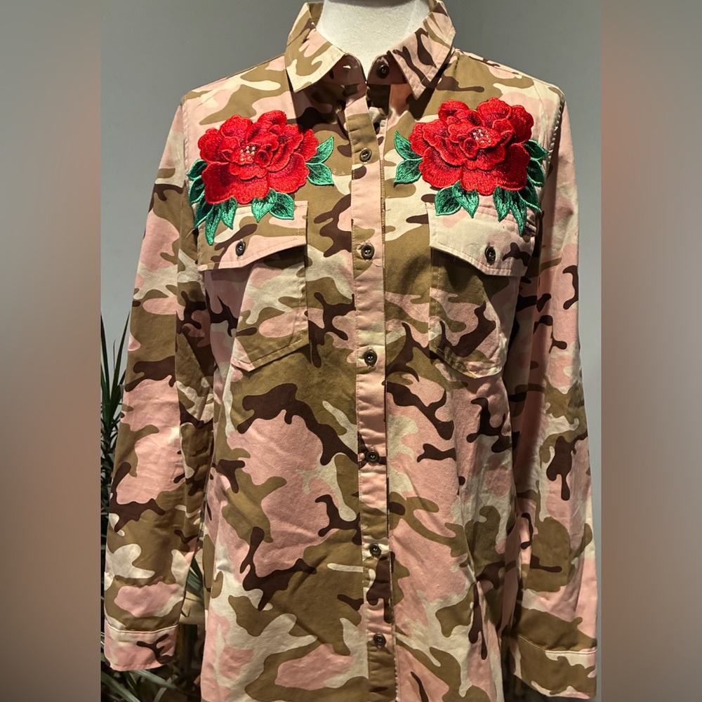 Love Tree Camo Button Down Long Sleeve Shirt with Rose Appliqués 100%Cotton Sz L